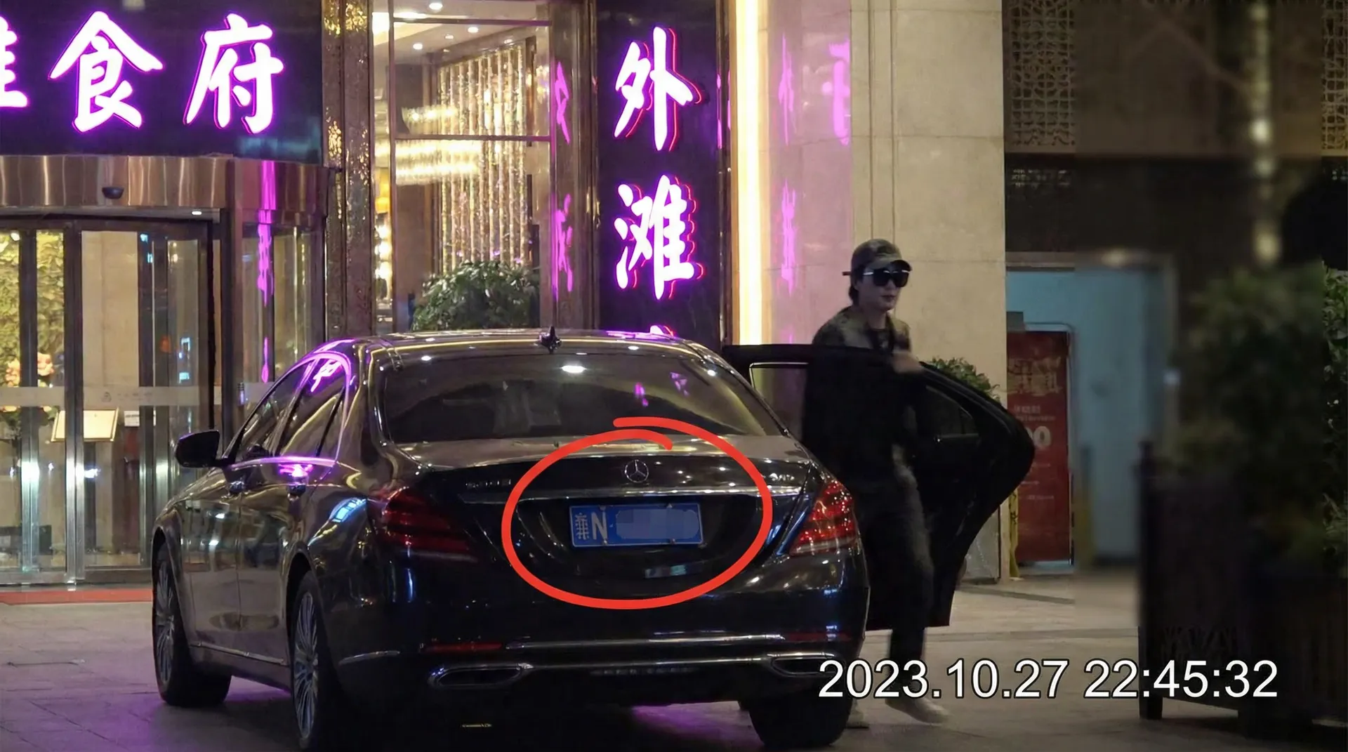 捷克金钱搭讪 - 豪车餐厅外被拍